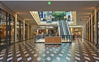 Les avantages et les inconvénients de faire appel à un vitrier pour sécuriser une vitrine de magasin