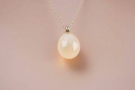 Collier délicat avec une pierre précieuse lumineuse.